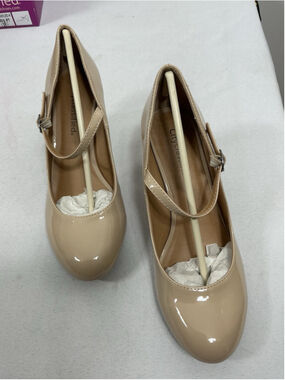 Womans New In Box City Classified Kaylee Mary Jane Pumps Size 8 Beige